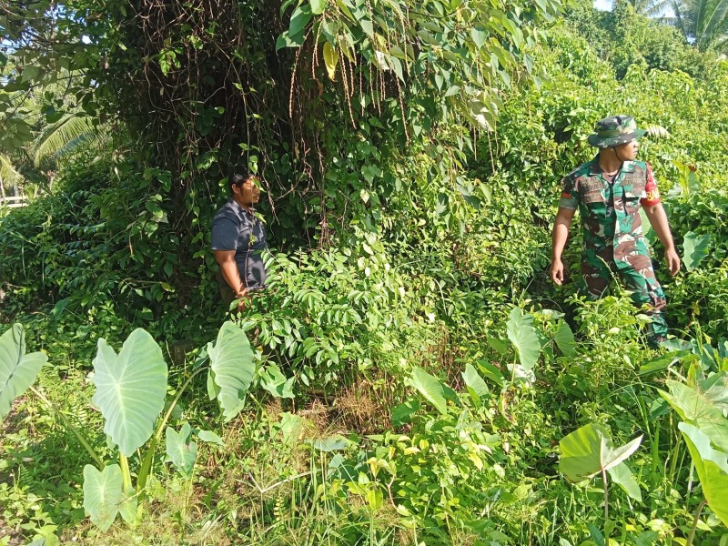 Patroli Rutin Babinsa di Mengkirau Perkuat Pencegahan Karhutla Musim Panas