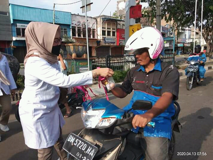 Nita Ariani Bersama BEMD Bagikan Masker ke Masyarakat