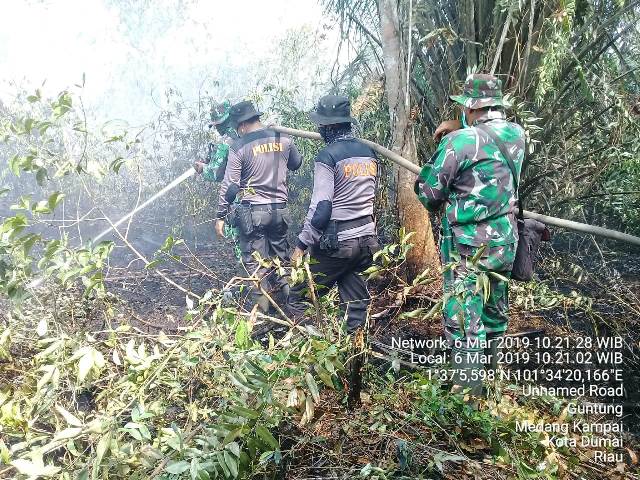 Babinsa Kelurahan Guntung Bersama Tim Gabungan Padamkan Karhutla di Jalan Sri Lestari