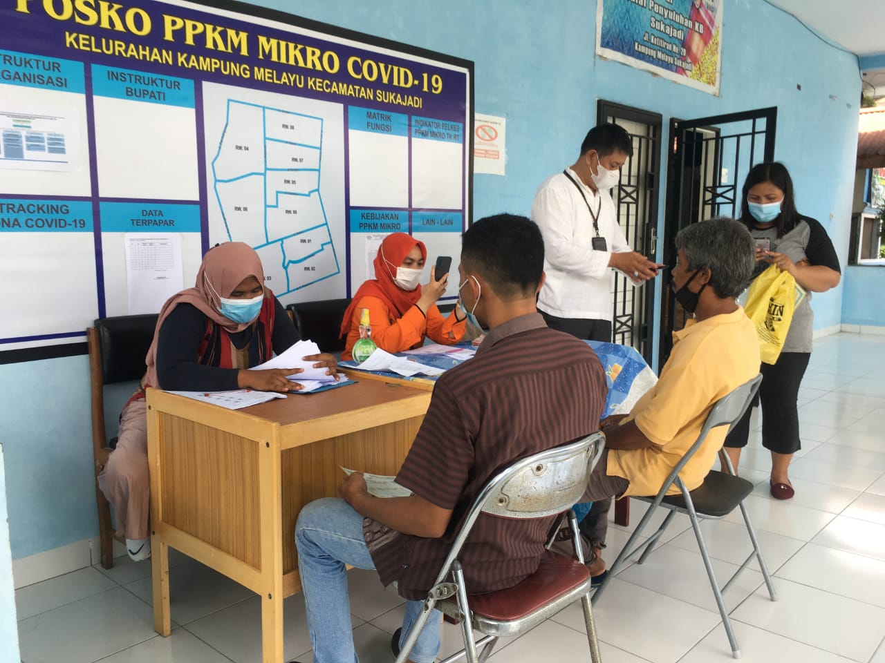 Mahasiswa KUKERTA UNRI 2021 Bantu Program BST Kelurahan Kampung Melayu