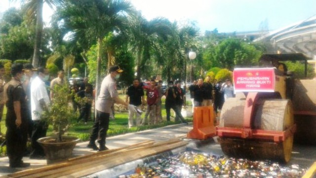 Wagubri Saksikan Pemusnahan Ribuan Botol Miras dan Narkoba