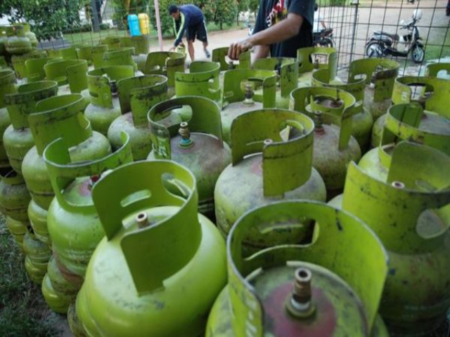 Akibat Elpiji Mengalami Kenaikan Harga dan Langkah, Warga Mesuji Gunakan Kayu Bakar