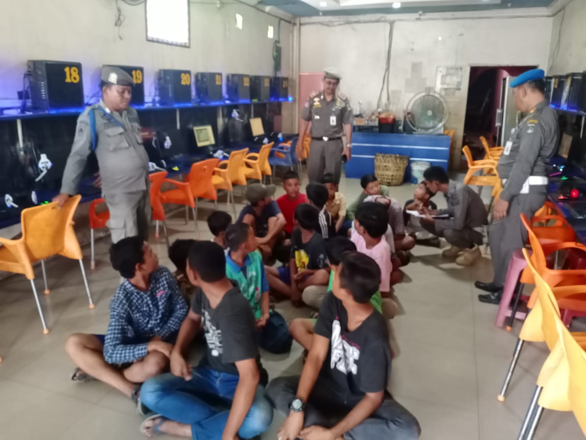 Satpol PP Razia ke Warnet dan Cafe