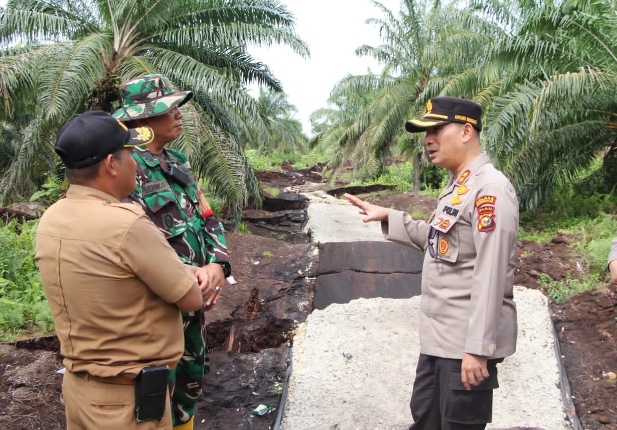 Kapolres Bengkalis Tinjau dan Lakukan Gerak Cepat Tanggulangi Bencana Tanah Longsor