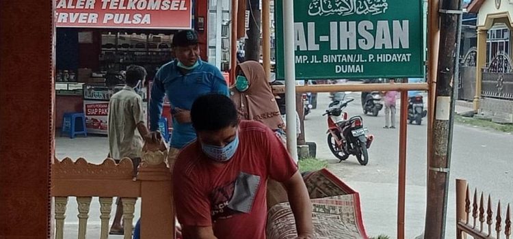 Jemaah Masjid Al Ihsan Bersih-bersih Jelang Ramadhan