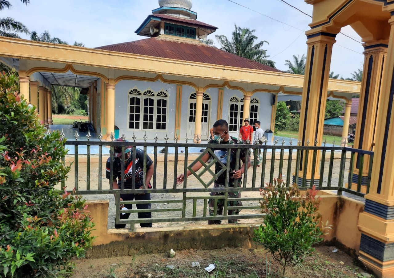 Satgas TMMD Kodim Rokan Hilir Goro Bersama Warga Melakukan Pengecatan Pagar Masjid