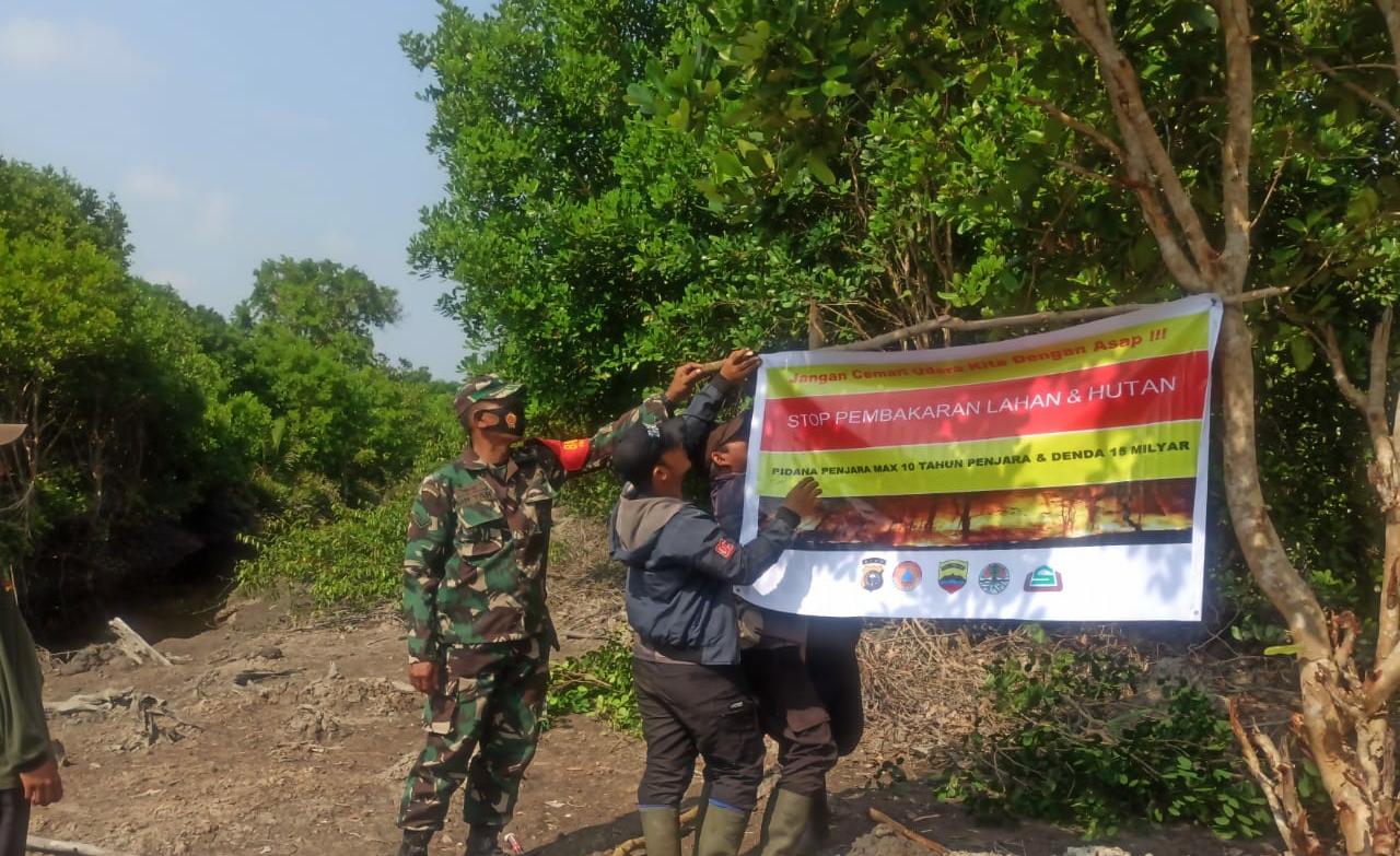 Babinsa Kelurahan Batu Teritip Pasang Spanduk Stop Karhutla