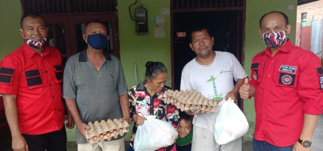 PAC Dumai Selatan dan DPC PBB Kota Dumai Dalam Program Bagi Sembako Gratis