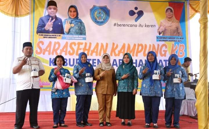 Ketua Tim Penggerak PKK Hj Rosmanidar Memberikan Materi Penyuluhan Kesehatan Ibu dan Bayi