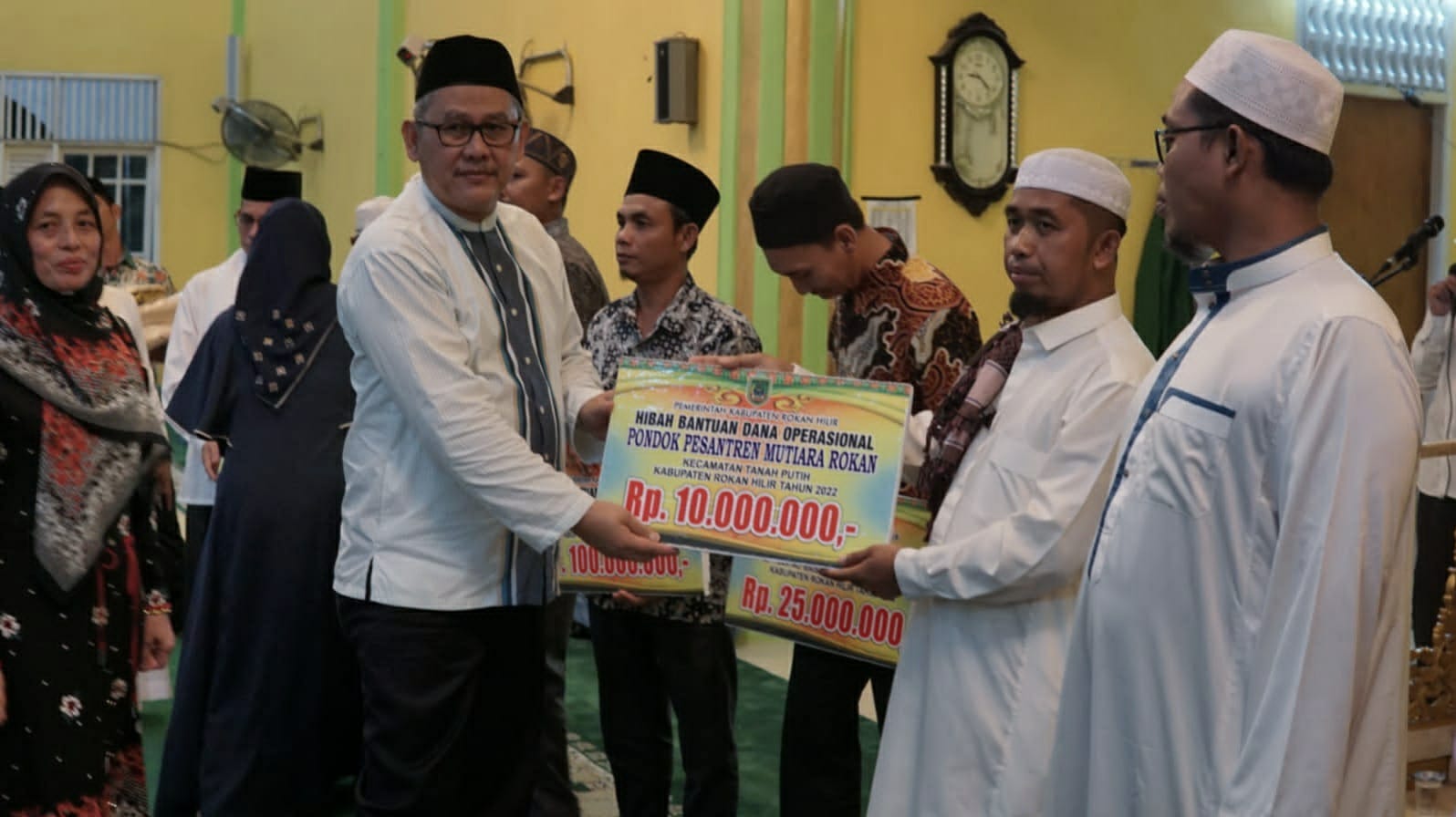 Sekda Salurkan Bantuan ke Rumah Ibadah dan Minta Masyarakat Rokan Hilir Sukseskan MTQ ke- 40