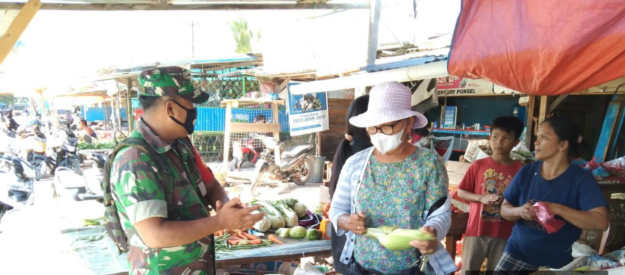 Cegah Covid-19, Serda Harmaini Datangi Pasar Bundaran