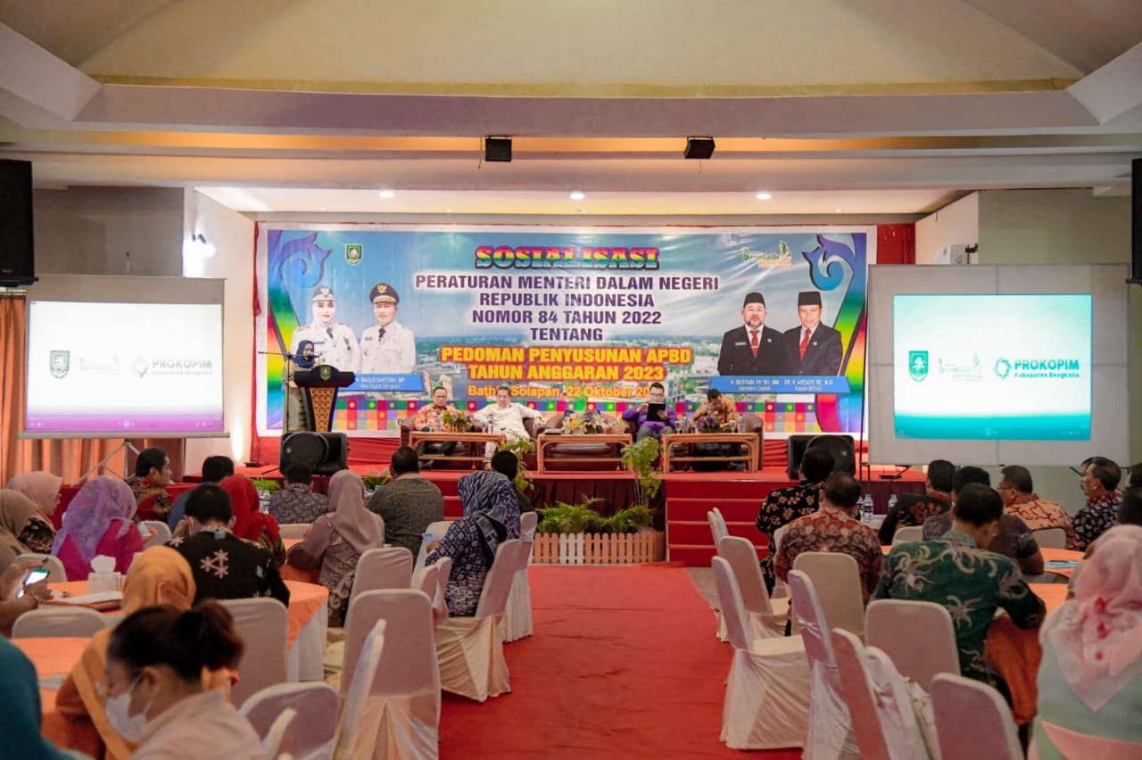 Buka Sosialisasi Mendagri, Bupati Kasmarni Minta TAPD Prinsip Susun APBD Tahun 2023