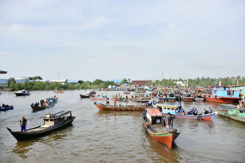 Ratusan Pemancing Penuhi Laut Dumai
