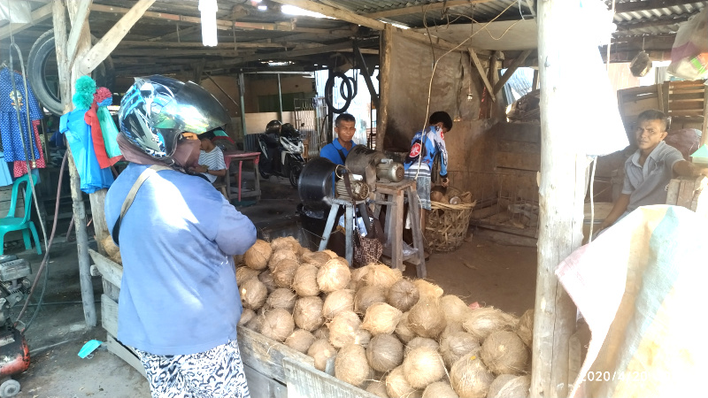 Jelang Ramadhan, Penjualan Kelapa di Pasar Bundaran Dumai Anjlok