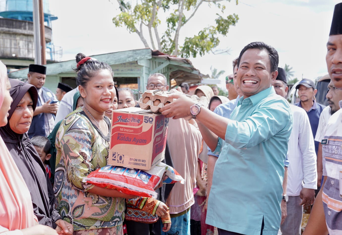 Pemkab Rohil Bagikan 500 Paket Sembako Kepada Warga Terkena Banjir