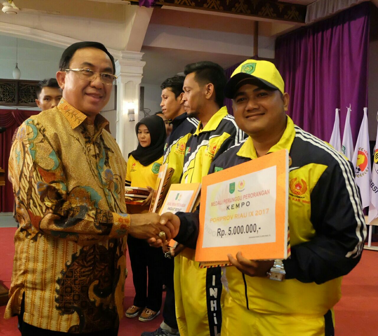 Bupati Inhil Berikan Reward Bagi Atlit Peraih Medali Porprov Ke-IX Kampar