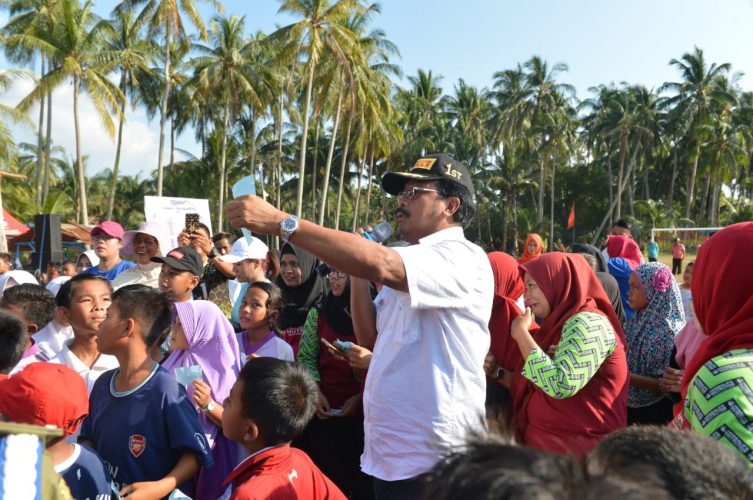 Nurdin Buka Turnamen Sepakbola di Kundur Barat, Karimun