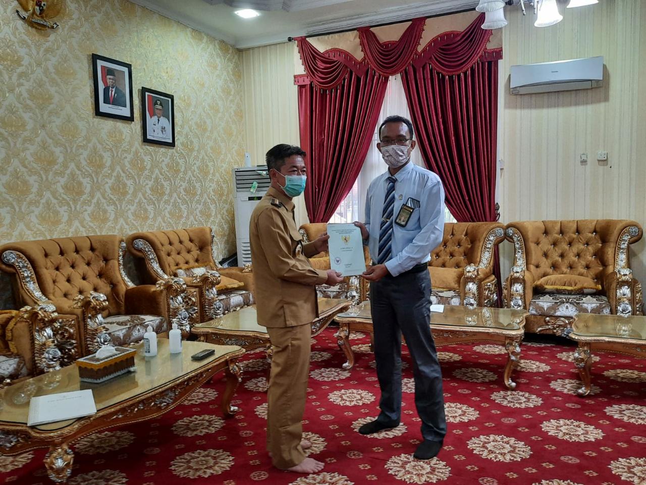 Bupati Rohil Serahkan Sertifikat Tanah Hibah Kepada Pengadilan Agama Ujung Tanjung