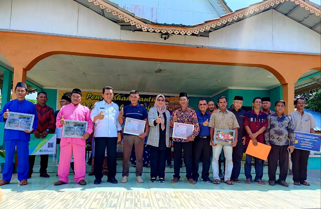 Gubernur Ansar Serahkan Bantuan Perikanan di Desa Pekaka Lingga Senilai Rp2,648 Miliar
