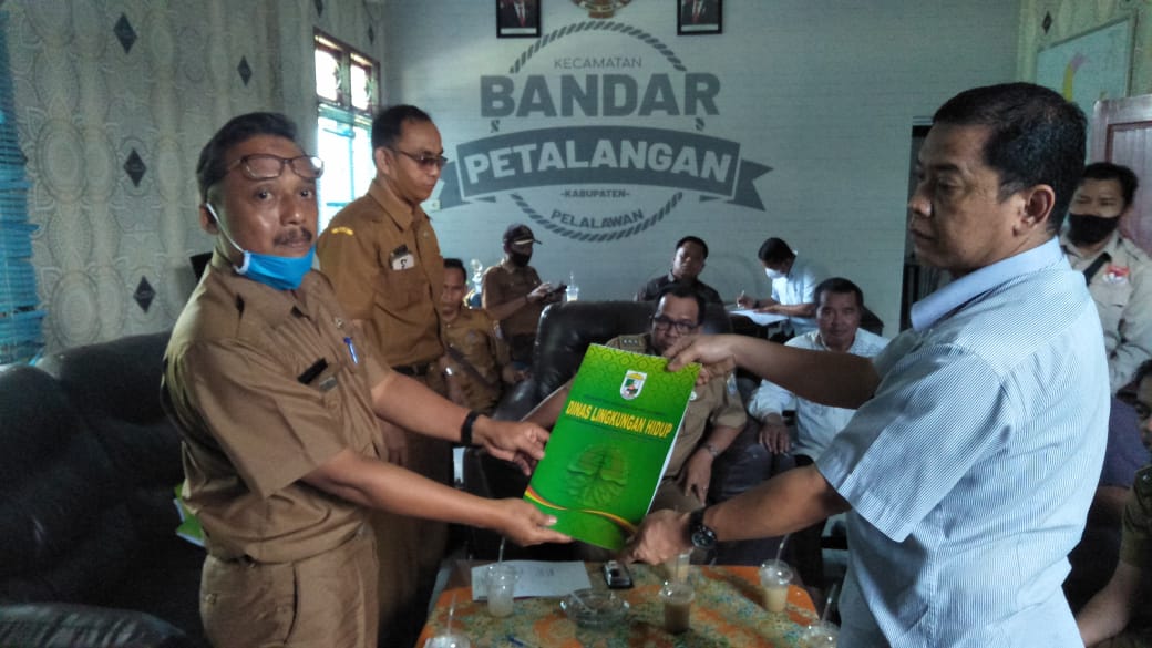 DLH Pelalawan Berikan Sanksi Administratif Paksaan Pemerintah kepada PT. Serikat Putra