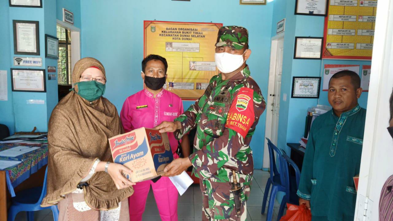Serka Fahrizal Purba Bersama Lurah Bukit Timah Serahkan Bingkisan Kepada Guru Ngaji