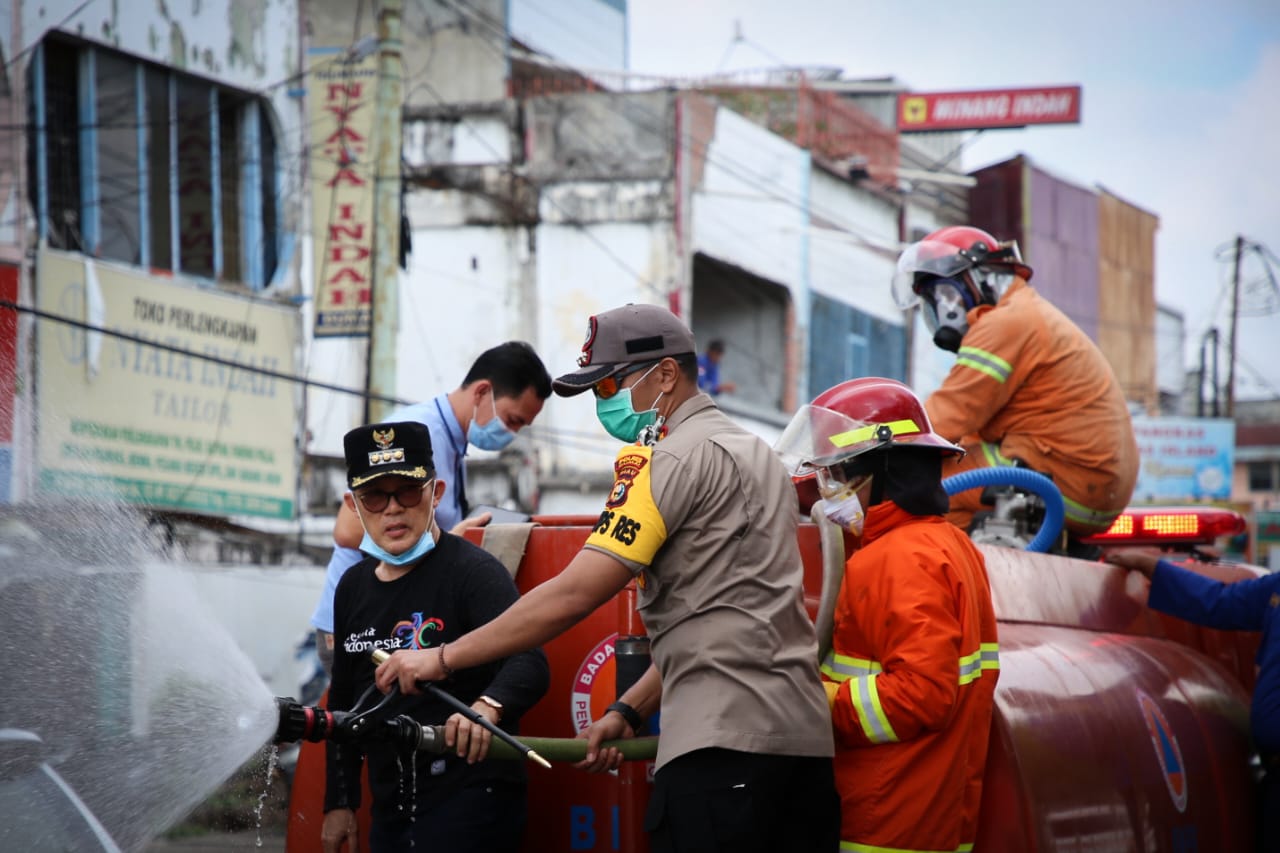 Cegah Virus Covid-19, Pemko Bersama Polres Dumai Lakukan Penyemprotan Disinfektan