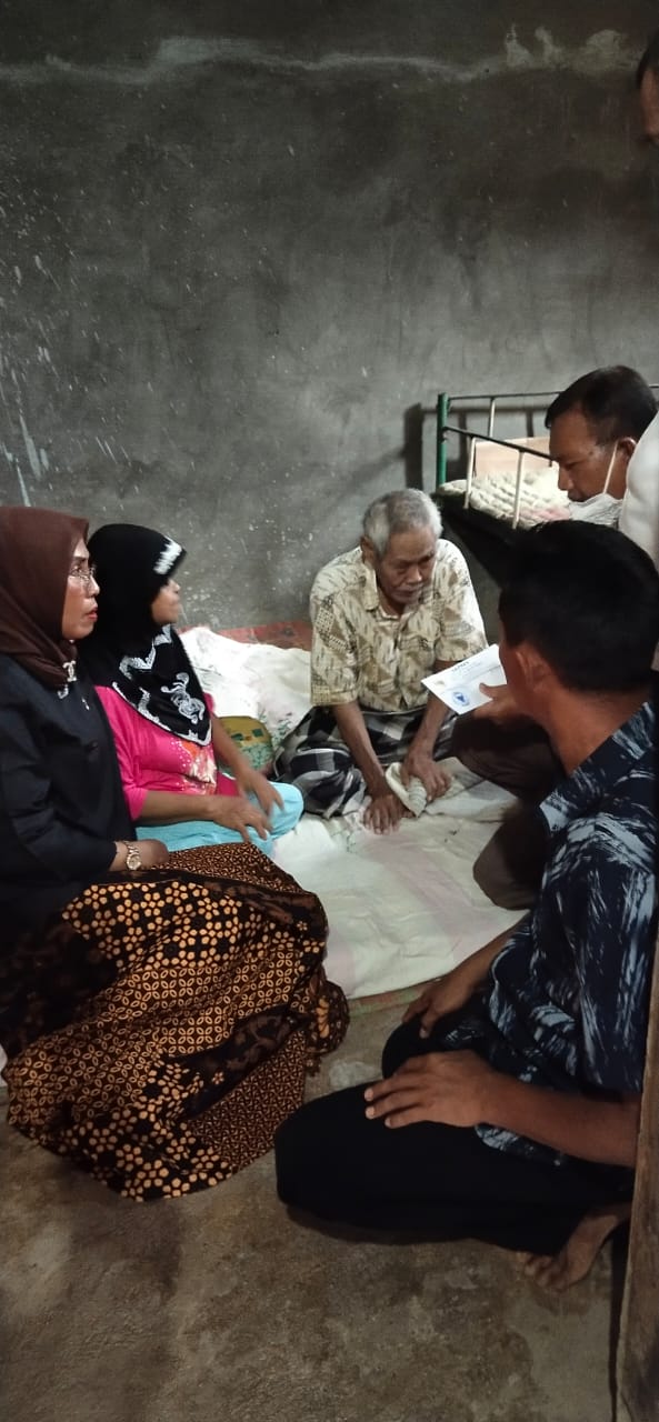 Baznas Labuhanbatu Bersama Lurah Aek Paing Berikan Bantuan Penderita Prostat
