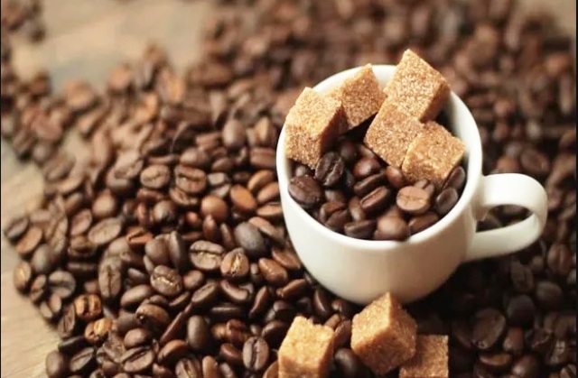 Benarkah Konsumsi Kopi dengan Gula Aren Lebih Sehat?