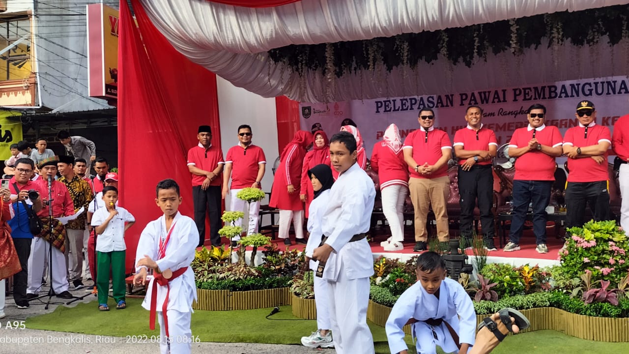 Camat Mandau Riki Rihardi Lepas Pawai Kemerdekaan HUT RI Ke 77