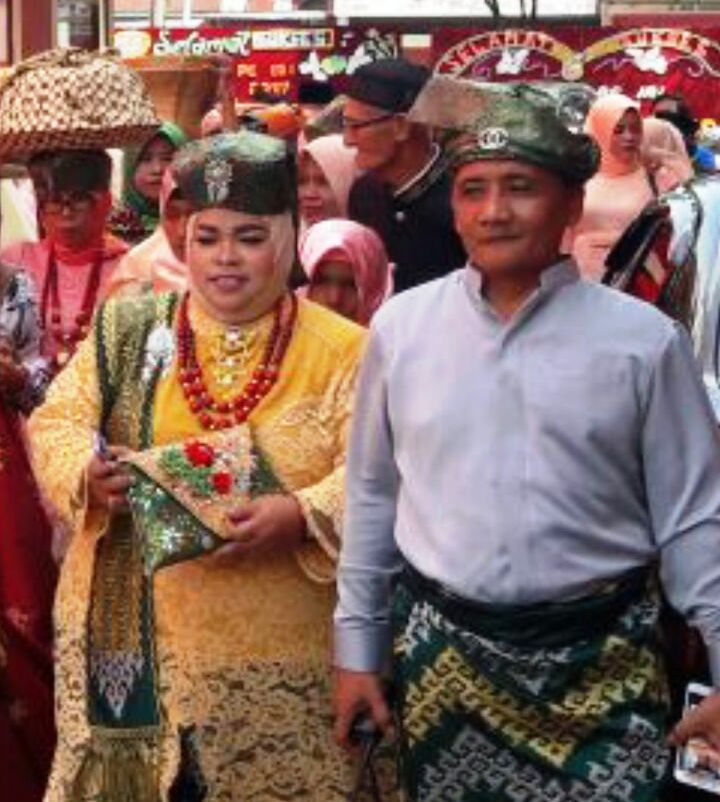 Baralek Gadang, Petria Kenakan Tenunan Dumai dan Tikuluak