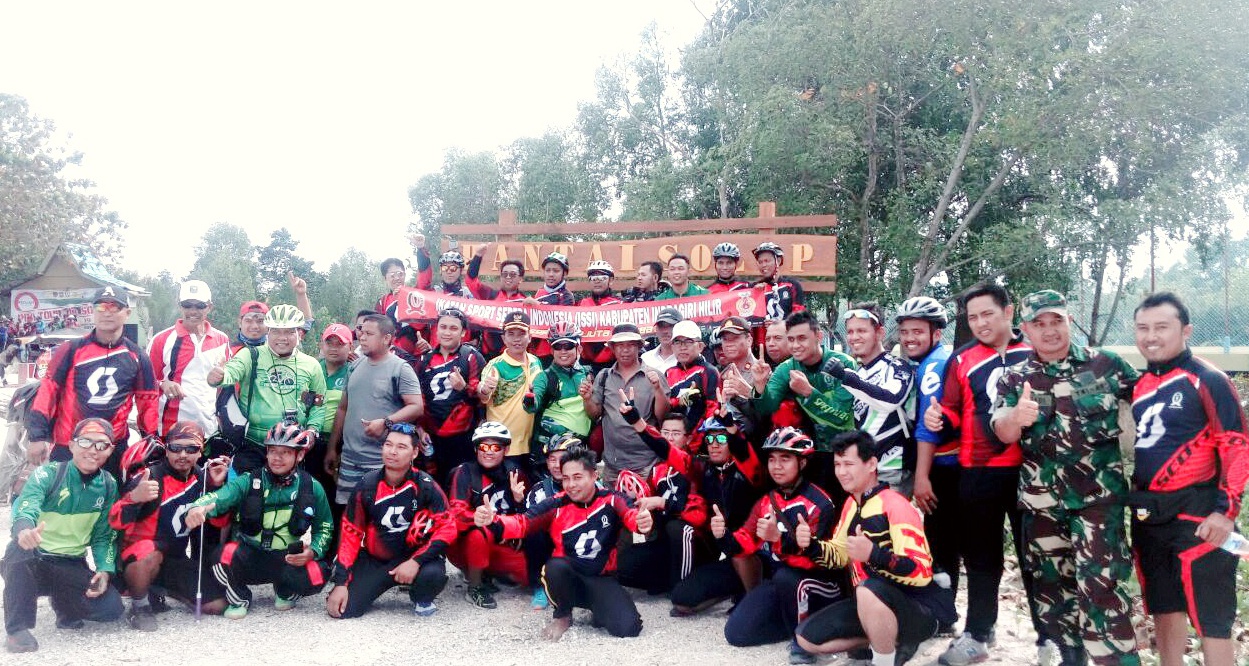 Kang Andik, Si Pesepeda Keliling Indonesia Sampai di Kawasan Magrove Pantai Solop