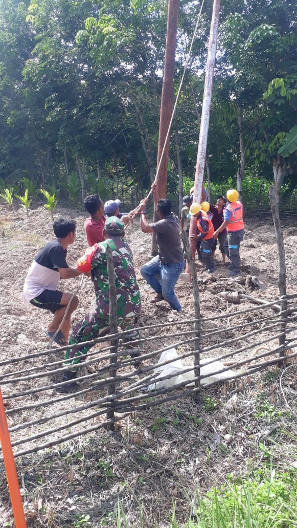 Semangat Gotong Royong Antara Masyarakat dan Babinsa Koramil 06 Merbau