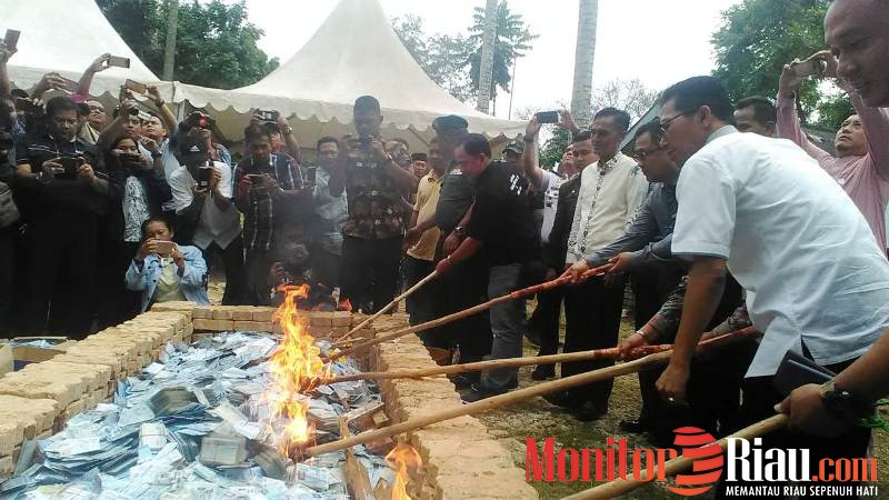 Disdukcapil Batam Musnahkan 50.390 Keping KTP