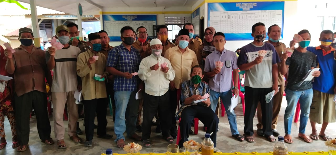 Bupati Labuhanbatu Menyerahkan Secara Simbolis BST di Kelurahan Aek Paing