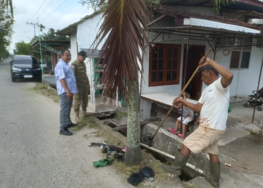Semangat Kebersamaan, LPMK Jaya Mukti dan Warga Bersihkan Parit di Jalan Siliwangi