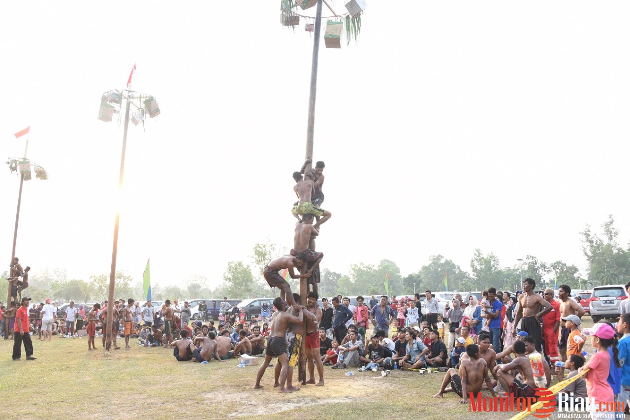 Kelurahan Tanjung Palas Juarai Lomba Panjat Pinang Pertamina RU II