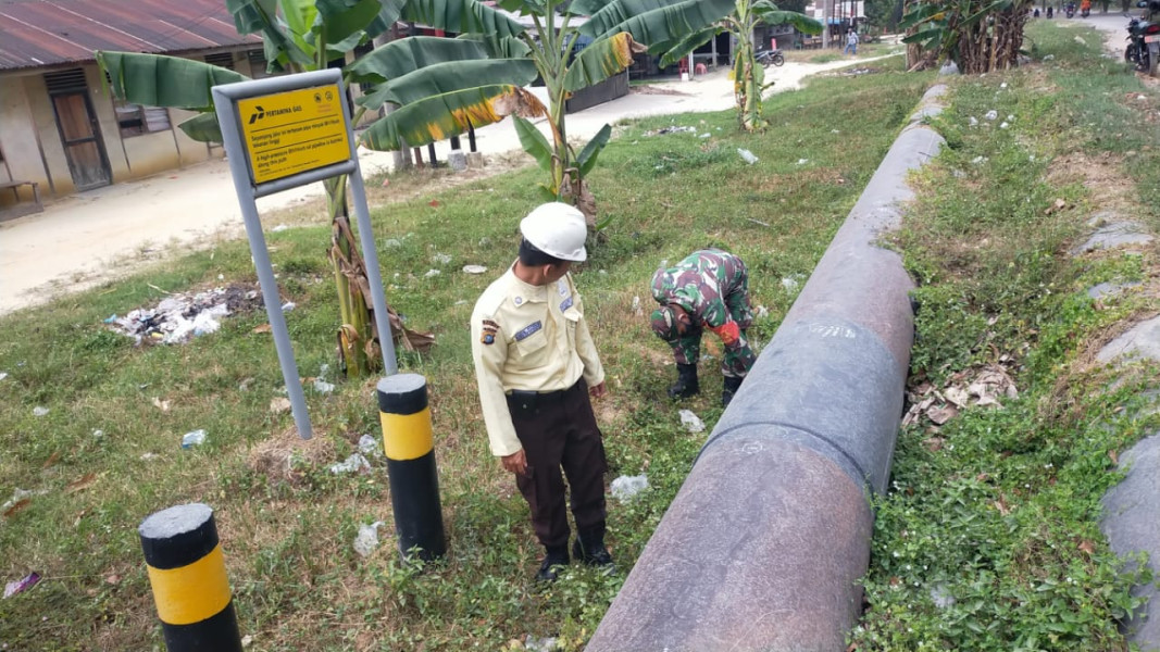Dalam Rangka Menjaga Keamanan Saluran Pipa Minyak, Sertu Jumat Desmanto Laksanakan Patroli