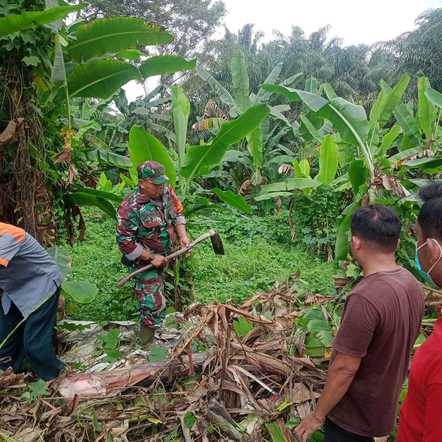 Sertu Sareh Laksanakan Gotong Royong Bangun Tempat Sampah