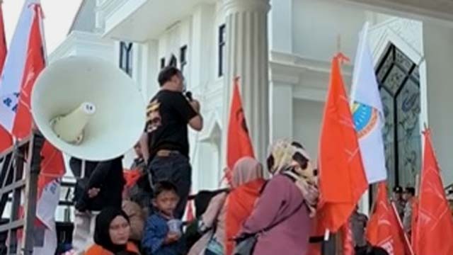 Pendemo Mendesak Pemerintah Segera Perbaiki Ekonomi