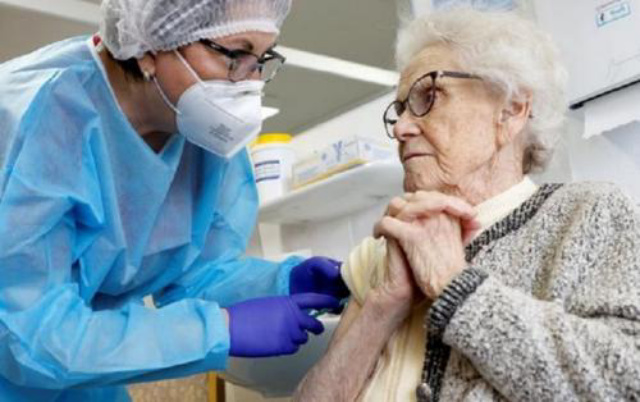 Apa Manfaat Vaksin Booster bagi Lansia?