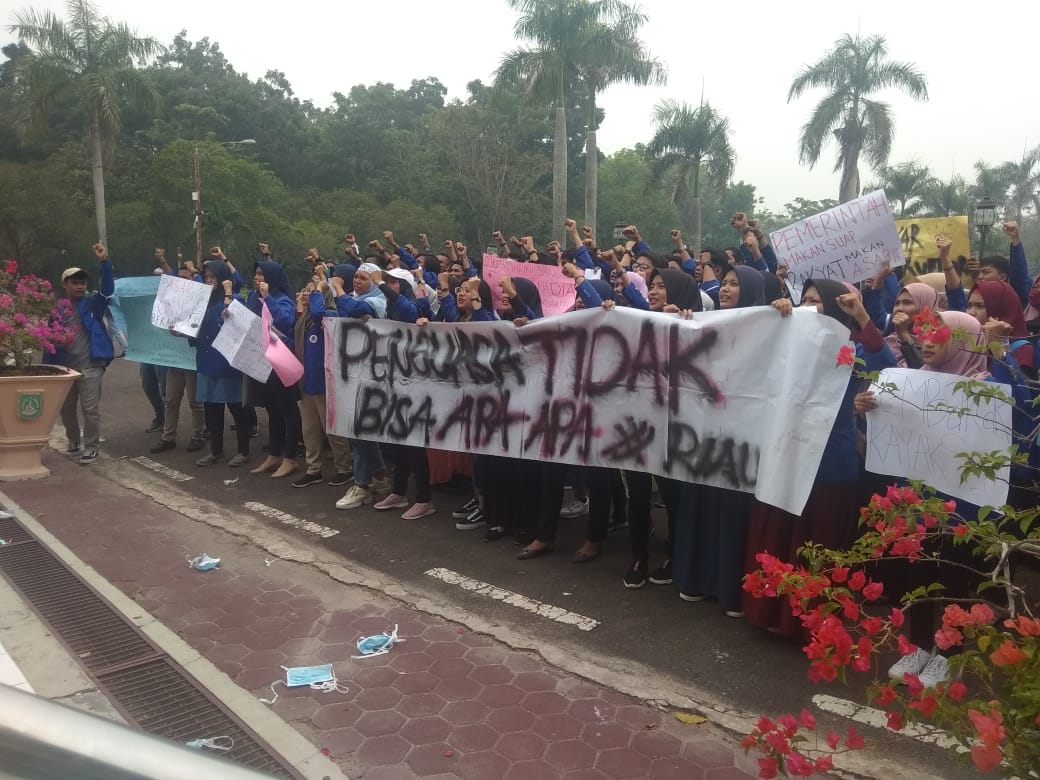 Mahasiswa STT Dumai Birukan Kantor DPR Kota Dumai