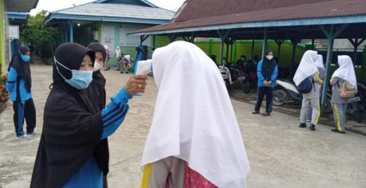 MTsN 2 Tembilahan Terapkan Prokes 1 Pintu