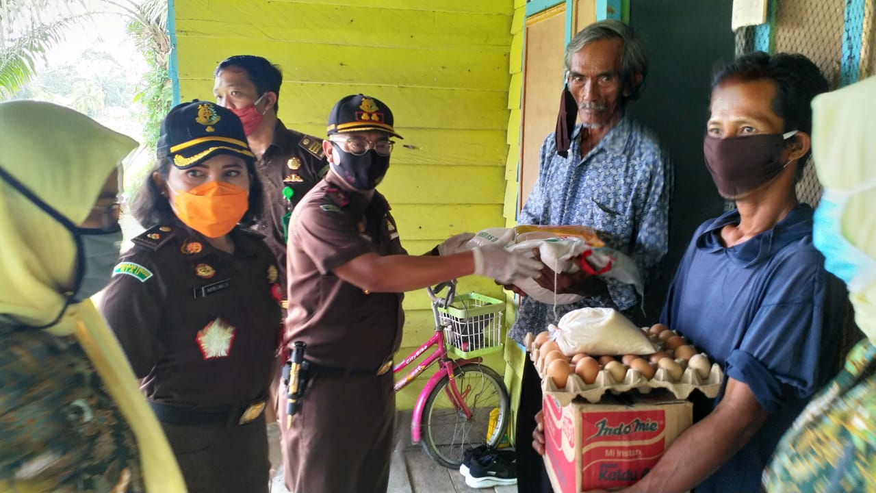 Kajari Rohil Blusukan Rumah Warga Kurang Mampu, Bagikan 100 Paket Sembako