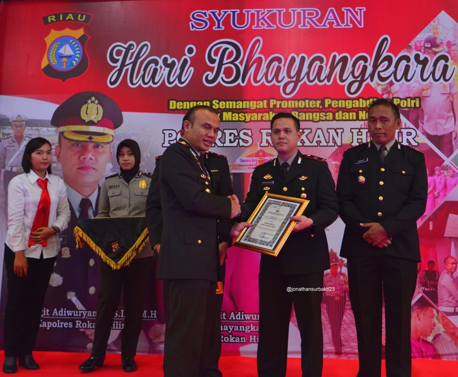 Kapolsek Pujud Berikan Reward Pada Personil Berprestasi