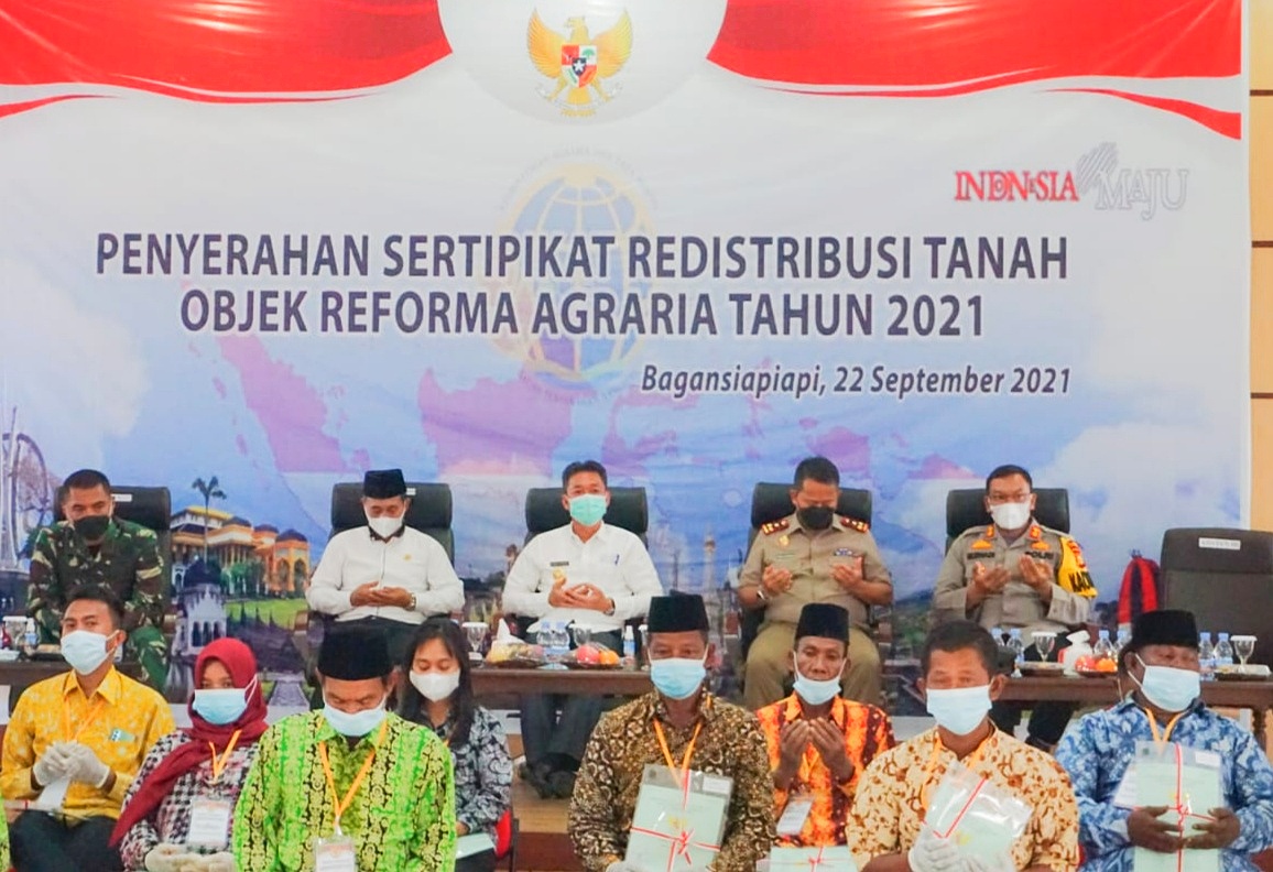 Bupati Rohil Serahkan 1500 Sertifikat Tanah Untuk Masyarakat Pekaitan