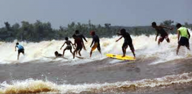 Banyak Turis Mancanegara Kagum dengan Gelombang Bono