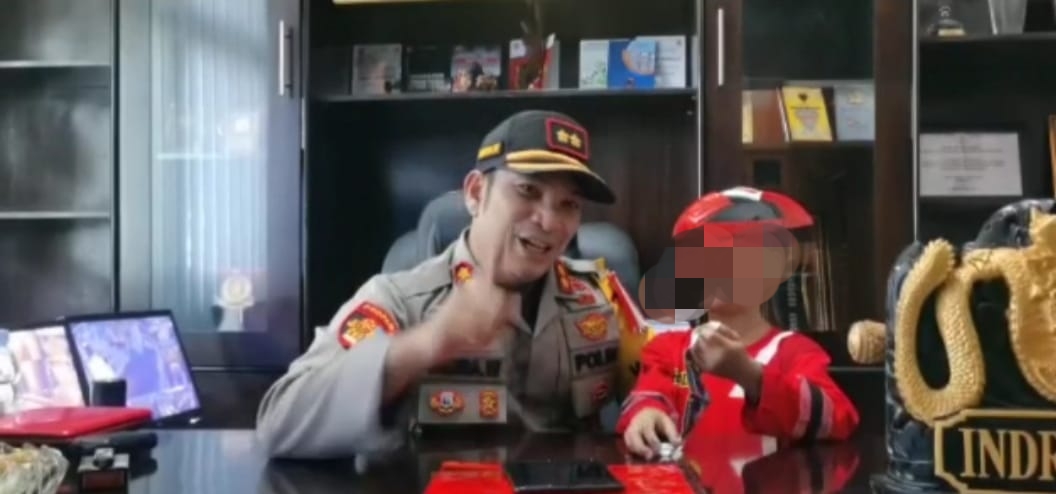 Kapolres Pelalawan Angkat Anak Yang Viral di Medsos