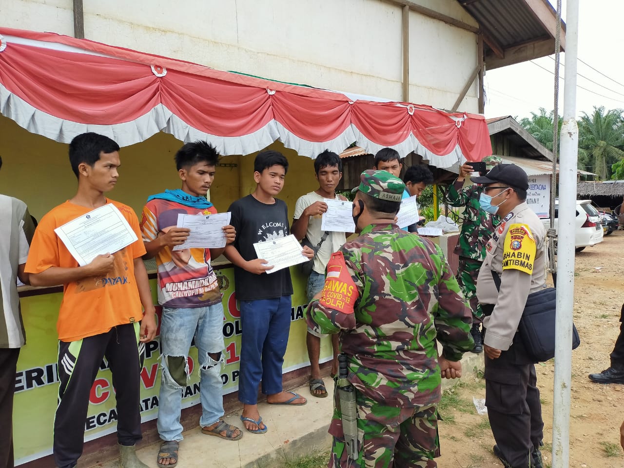 Polsek Bangko Sosialisasikan Penerapan Kebiasaan Baru 3M 1 T Kepada Masyarakat
