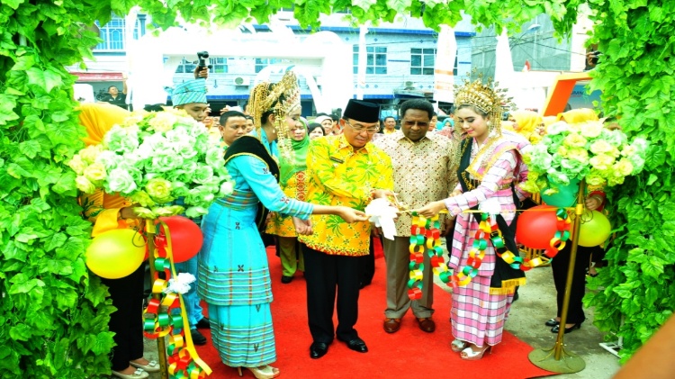 Bupati Wardan Resmikan Pameran FKI Tahun 2017, Ditandai Dengan Pemotongan Pita