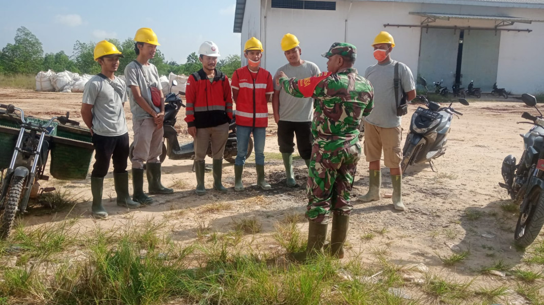 Dengan Penuh Semangat, Sertu Sareh Sampaikan Larangan Membakar Lahan dan Hutan